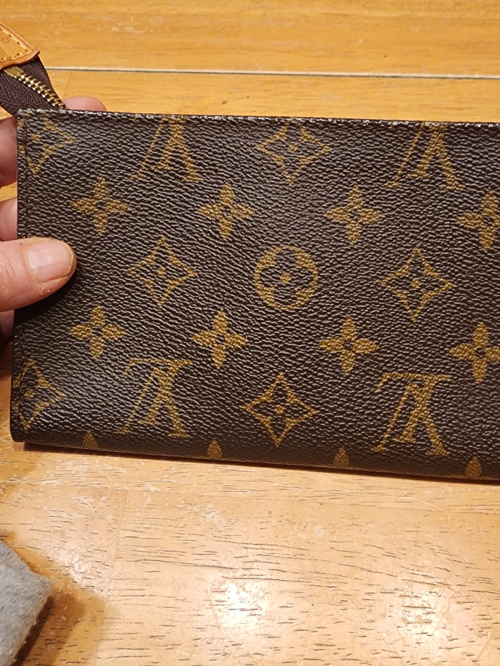 Louis Vuitton Monogram Toiletry Pouch 15 made of canvas. - Picture 1 of 16
